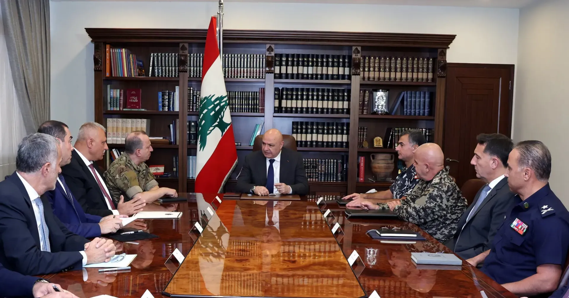 عون ترأس اجتماعاً أمنياً موسّعاً: لاعتماد الاجراءات الاستباقية والتشدّد في تطبيق القوانين ومنع المظاهر المسلّحة وملاحقة المخالفين