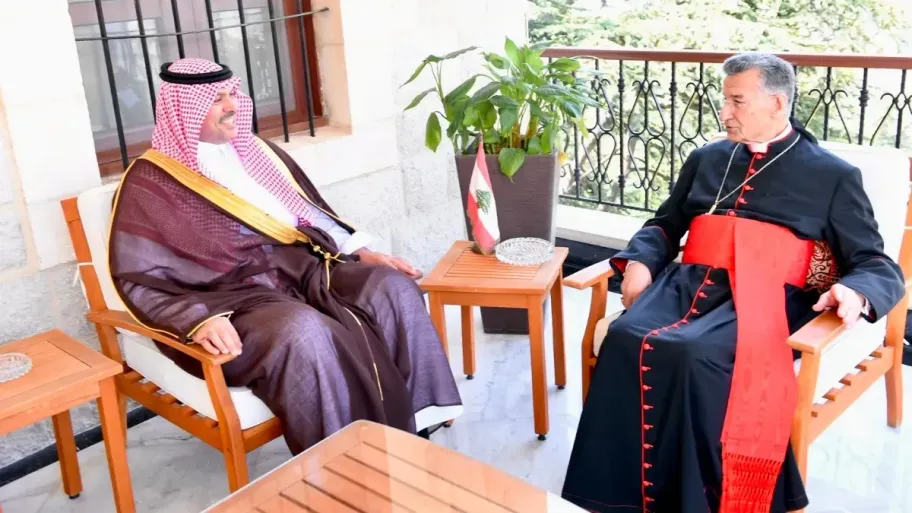 البطريرك الراعي مسقبلا السفير السعودي في الديمان