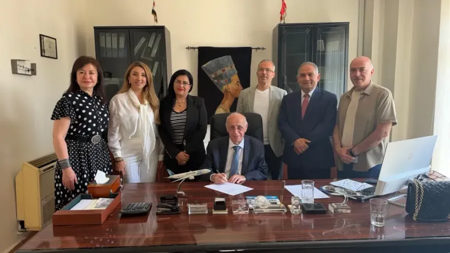 الدكتور شربجي يوقع البروتوكول