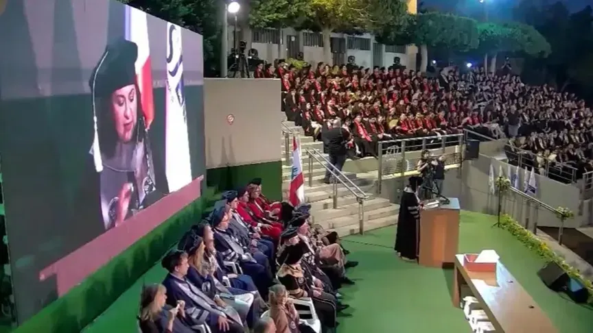 المبيض خلال القاء كلمتها في احتفال التخرج