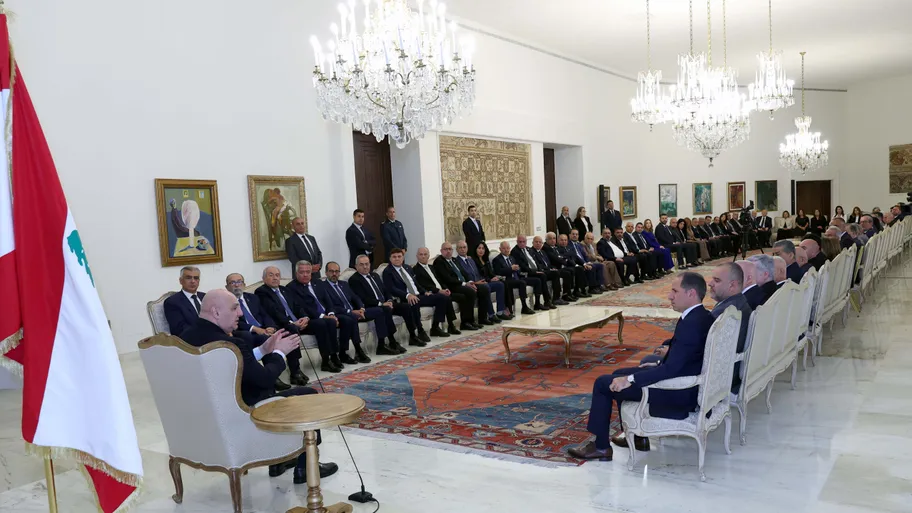 الرئيس عون مستقبلا النائب الجميل على رأس وفد كتائبي