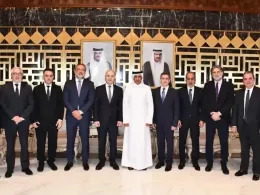 السفير القطري متوسطاً الوفد القواتي الذي تقدم بالعزاء