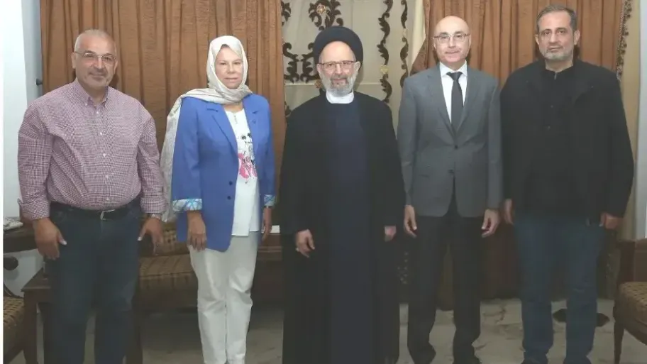 السيد فضل الله متوسطا اعضاء وفد دار الايتام الاسلامية