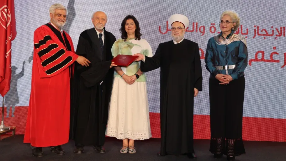 الوزير كرامي مع الشيخ عساف والبروفسور غزيري خلال توزيع الشهادات