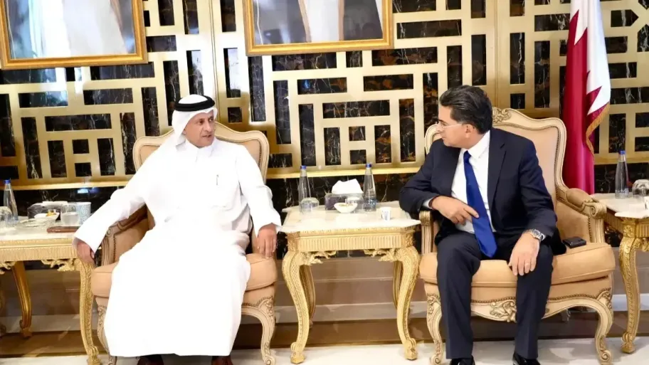 الوزير مرقص والسفير القطري خلال تقديم واجب العزاء