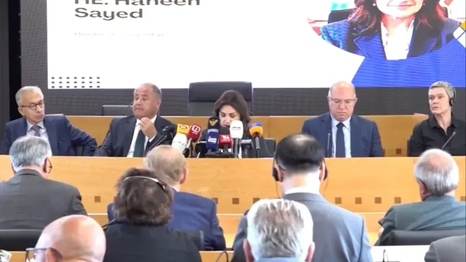 الوزيرة السيد تتحدث خلال إطلاق الاستراتيجية وتتوسط الوزيرين البساط وحيدر وعربيد دو وال
