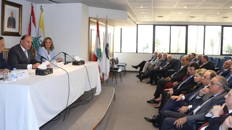 حاكم مصرف لبنان يتحدث والى جانبه الحلو وعويس