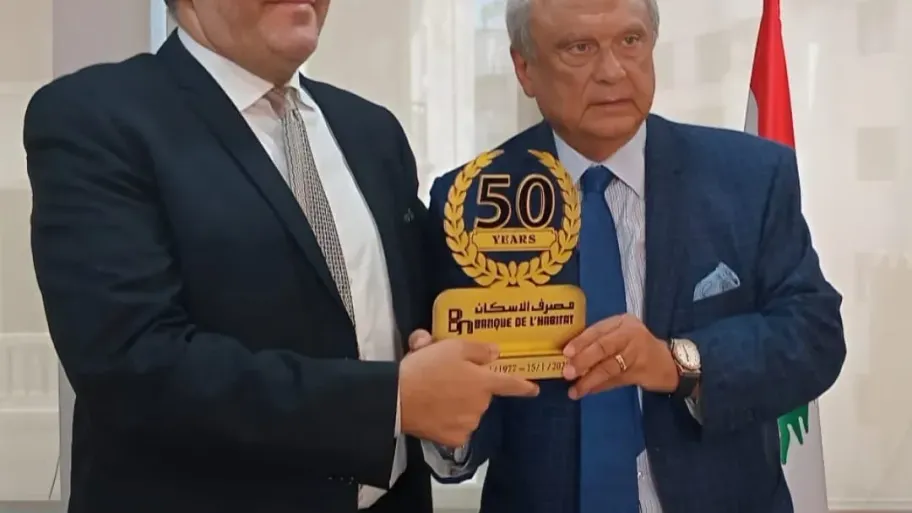حبيب يقدم اليوبيل الذهبي لمصرف الإسكان لنجل سلمان الدكتور رامي