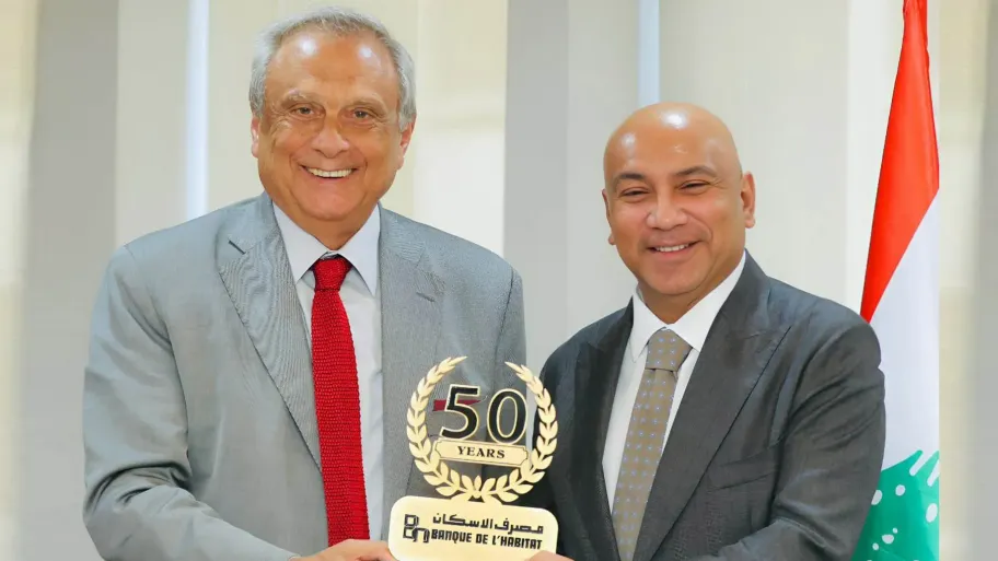 حبيب يقدم للسفير الشرجي  اليوبيل الذهبي للمصرف